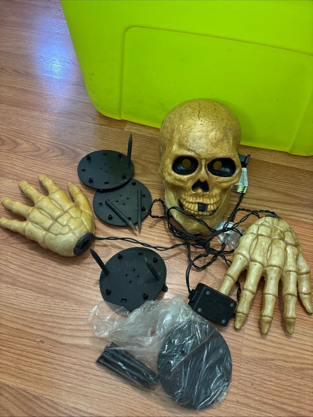 NWOT Halloween Skull and Skeleton Hand String Lights - Beige